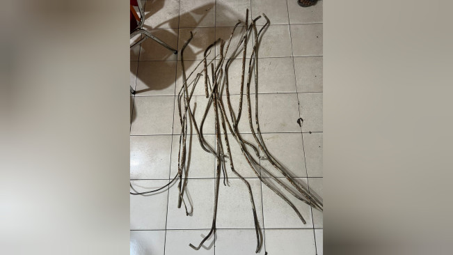 Barang bukti besi yang dicuri pelaku rayap besi di Medan. [Istimewa]